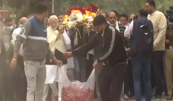 Heeraben Modi Passed Away: अंतिम यात्रा पर हीरा बा, PM मोदी ने दिया कंधा